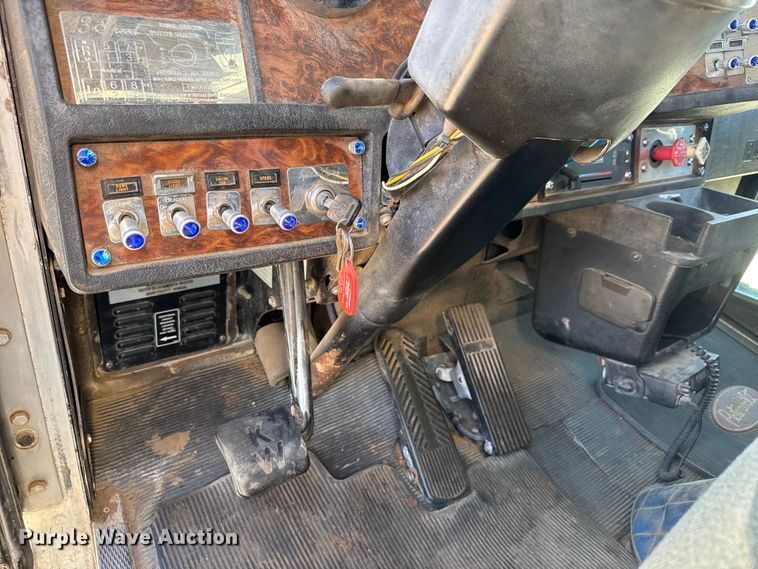 image for item DW6755 2001 Kenworth T800 winch truck