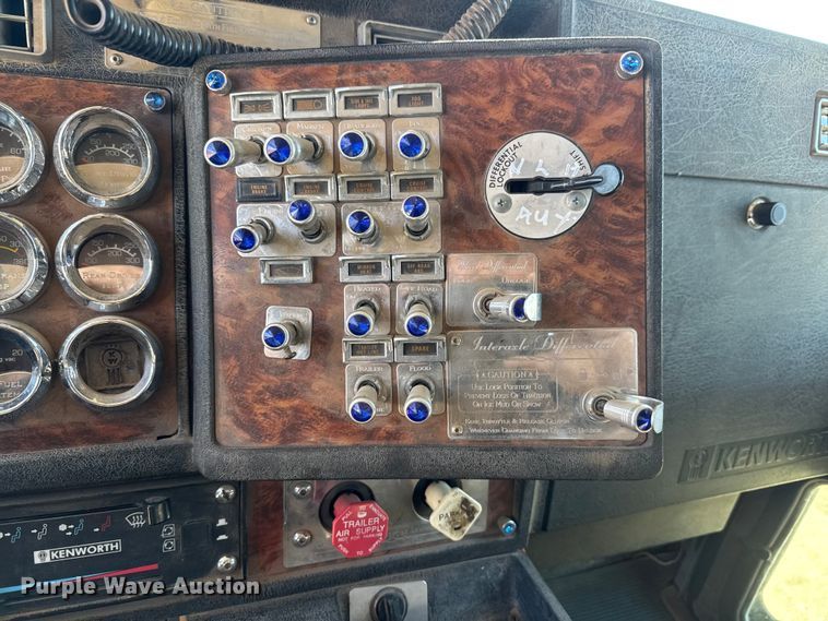 image for item DW6755 2001 Kenworth T800 winch truck