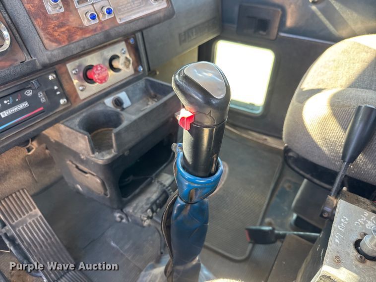 image for item DW6755 2001 Kenworth T800 winch truck