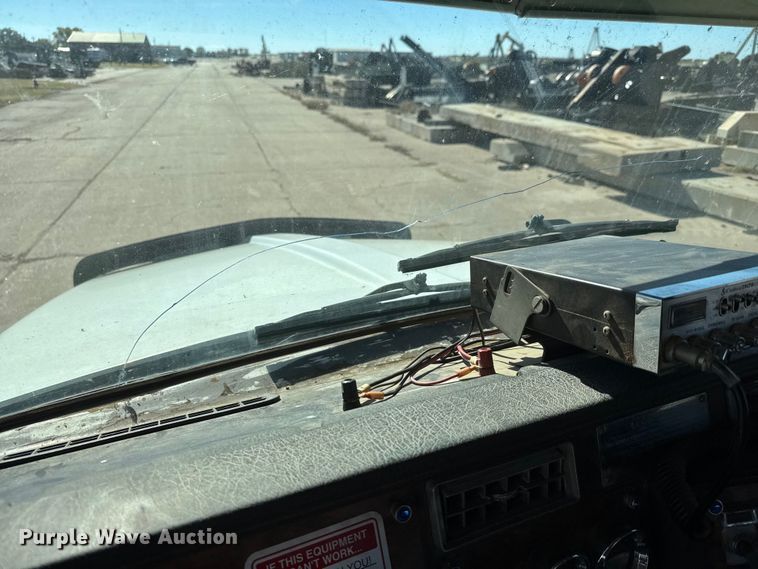 image for item DW6755 2001 Kenworth T800 winch truck