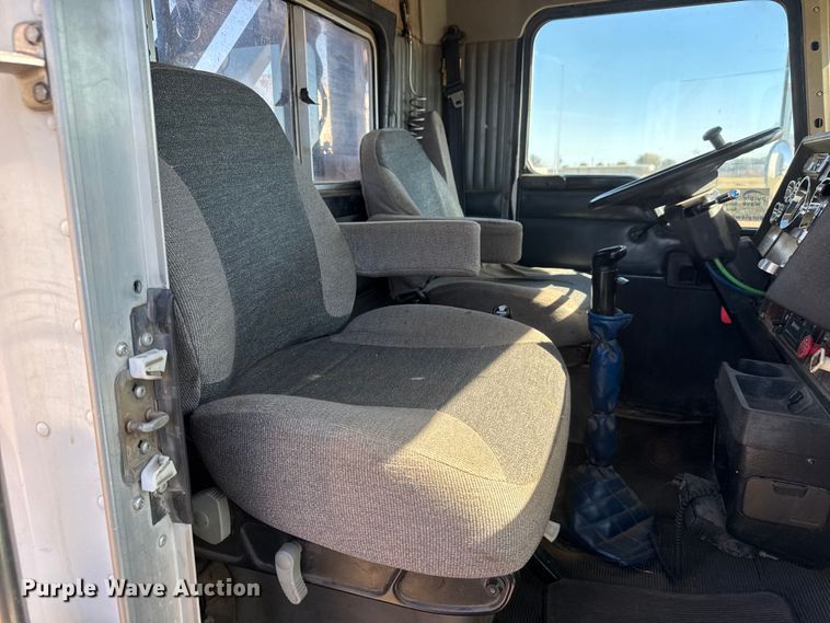 image for item DW6755 2001 Kenworth T800 winch truck