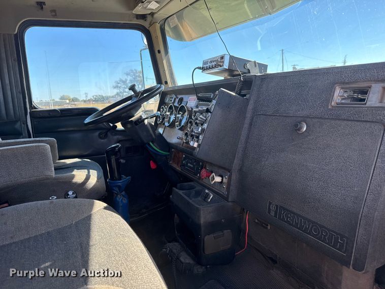 image for item DW6755 2001 Kenworth T800 winch truck