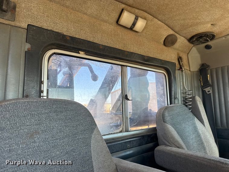 image for item DW6755 2001 Kenworth T800 winch truck