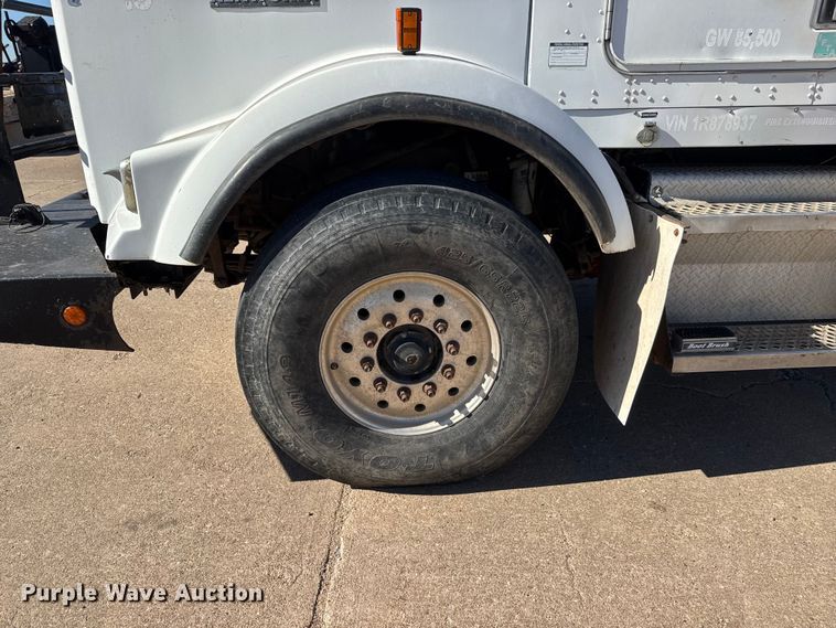 image for item DW6755 2001 Kenworth T800 winch truck