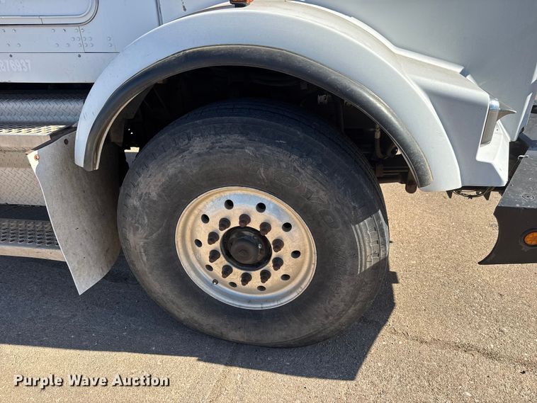 image for item DW6755 2001 Kenworth T800 winch truck