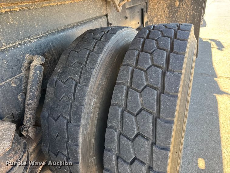 image for item DW6755 2001 Kenworth T800 winch truck