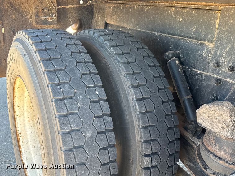 image for item DW6755 2001 Kenworth T800 winch truck