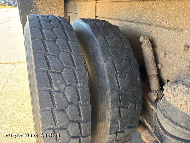 image for item DW6755 2001 Kenworth T800 winch truck