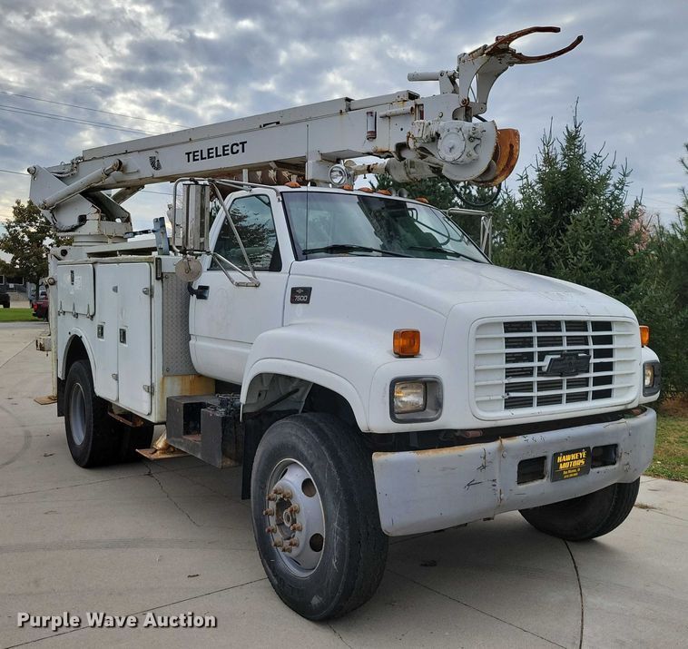 image for item DX6592 2000 Chevrolet  C7500 digger derrick truck