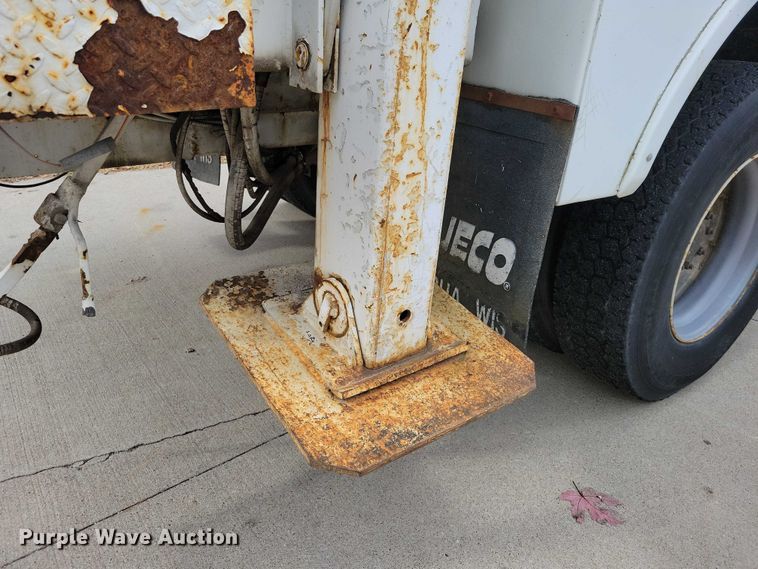 image for item DX6592 2000 Chevrolet  C7500 digger derrick truck