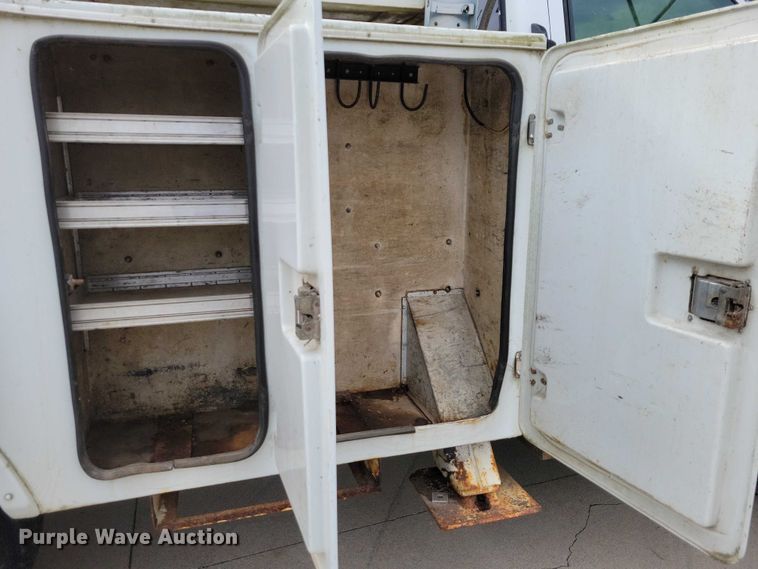 image for item DX6592 2000 Chevrolet  C7500 digger derrick truck