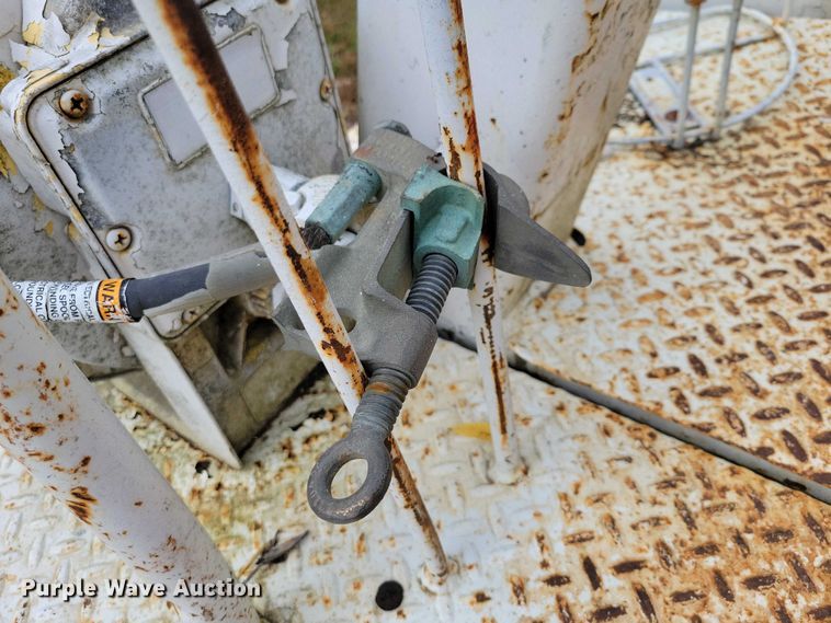 image for item DX6592 2000 Chevrolet  C7500 digger derrick truck