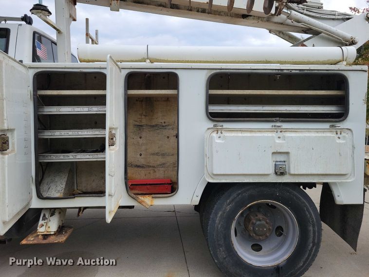 image for item DX6592 2000 Chevrolet  C7500 digger derrick truck