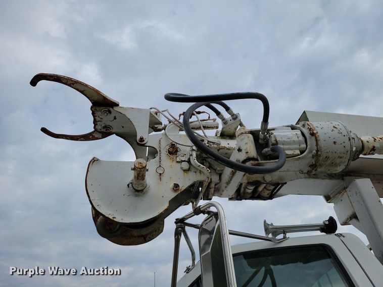 image for item DX6592 2000 Chevrolet  C7500 digger derrick truck