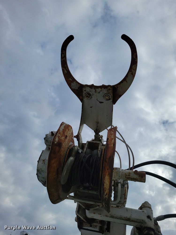 image for item DX6592 2000 Chevrolet  C7500 digger derrick truck