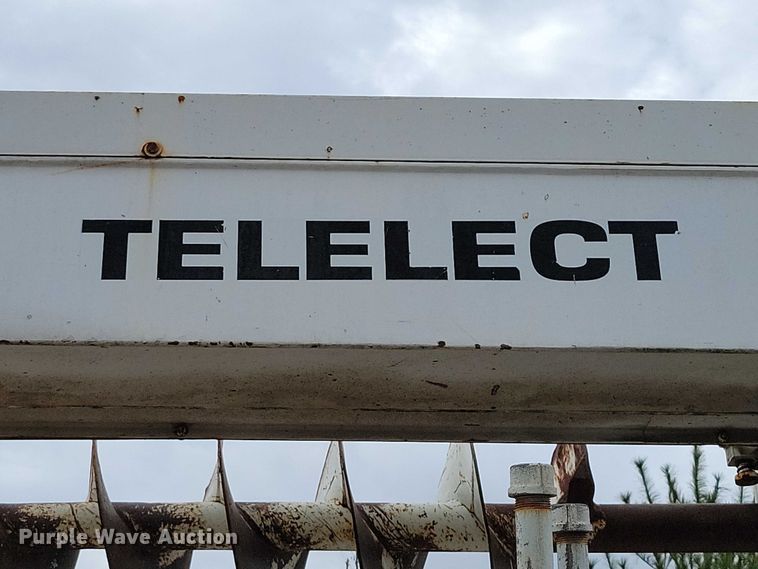 image for item DX6592 2000 Chevrolet  C7500 digger derrick truck