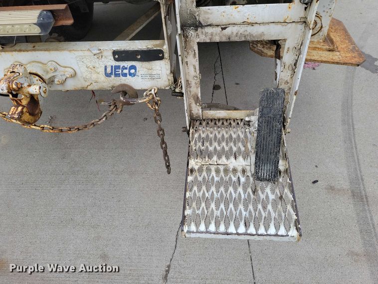 image for item DX6592 2000 Chevrolet  C7500 digger derrick truck