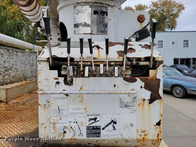 image for item DX6592 2000 Chevrolet  C7500 digger derrick truck