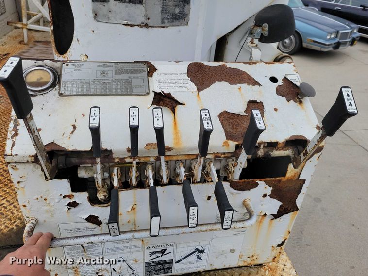 image for item DX6592 2000 Chevrolet  C7500 digger derrick truck