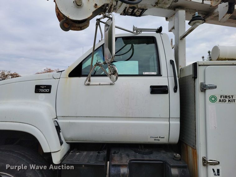 image for item DX6592 2000 Chevrolet  C7500 digger derrick truck