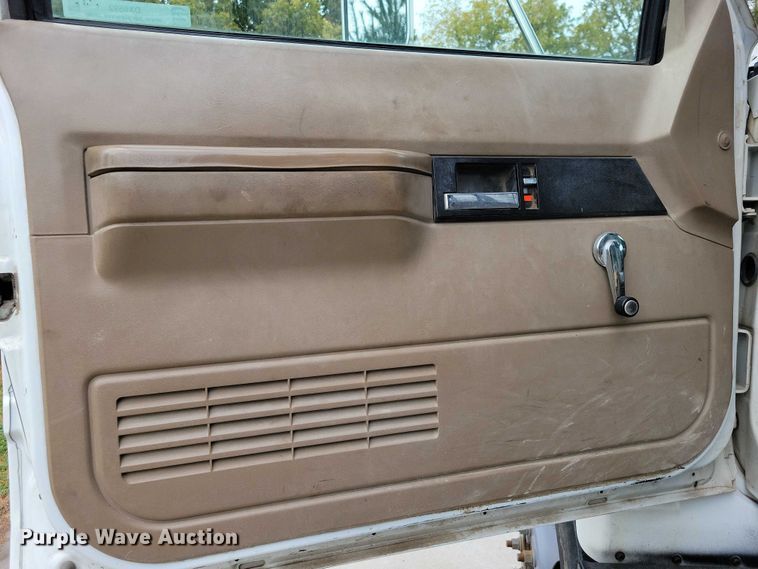 image for item DX6592 2000 Chevrolet  C7500 digger derrick truck