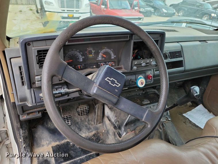 image for item DX6592 2000 Chevrolet  C7500 digger derrick truck