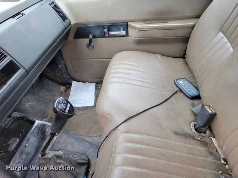 image for item DX6592 2000 Chevrolet  C7500 digger derrick truck