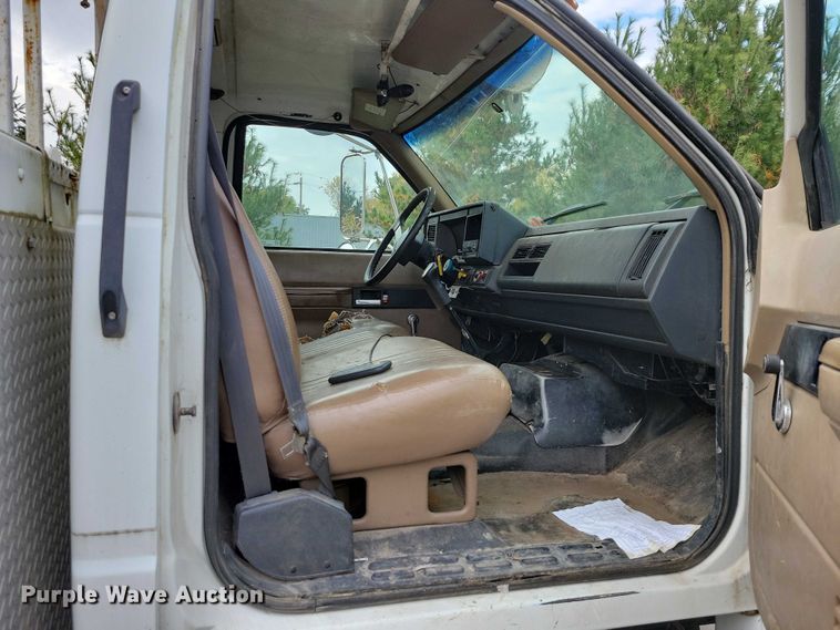 image for item DX6592 2000 Chevrolet  C7500 digger derrick truck