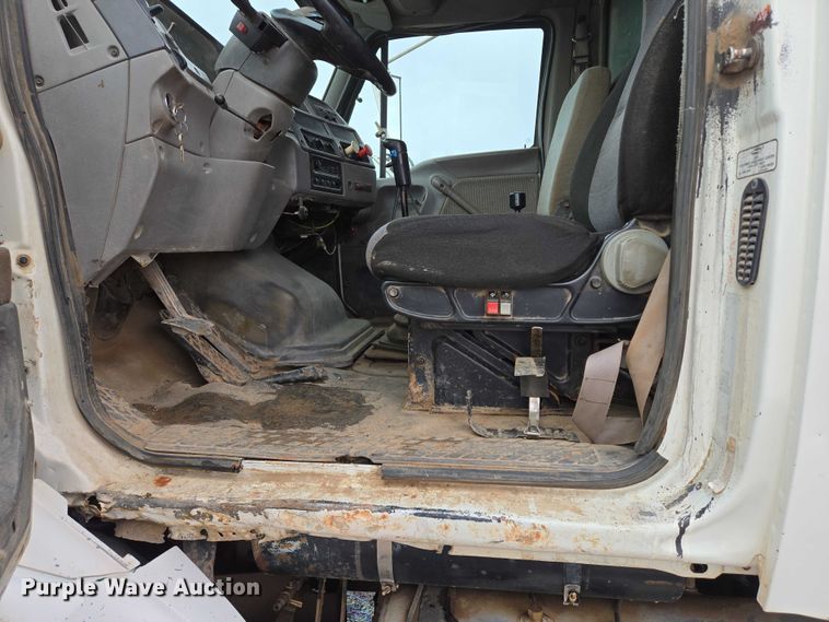 image for item DY1407 1999 Sterling Truck L7501 dump truck