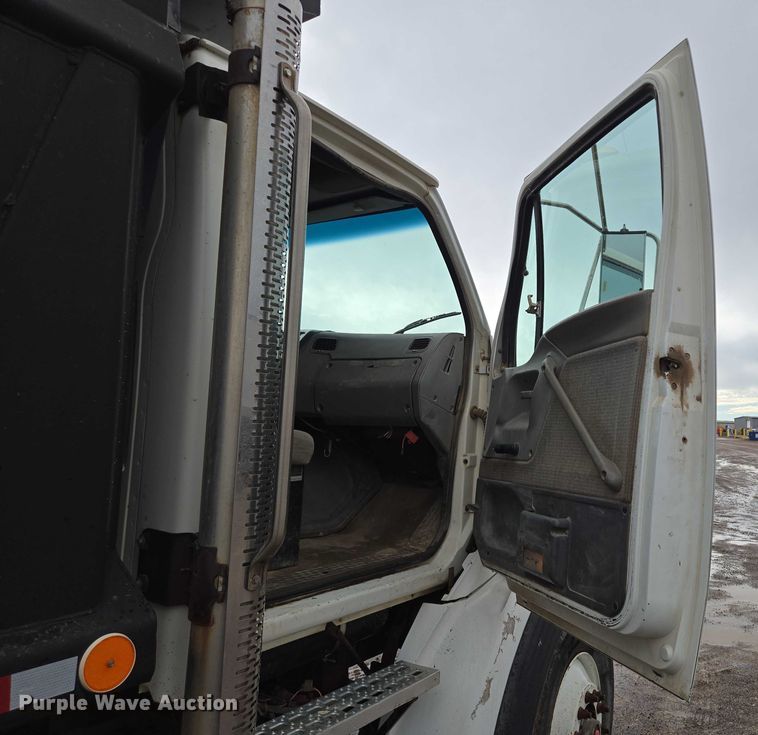 image for item DY1407 1999 Sterling Truck L7501 dump truck