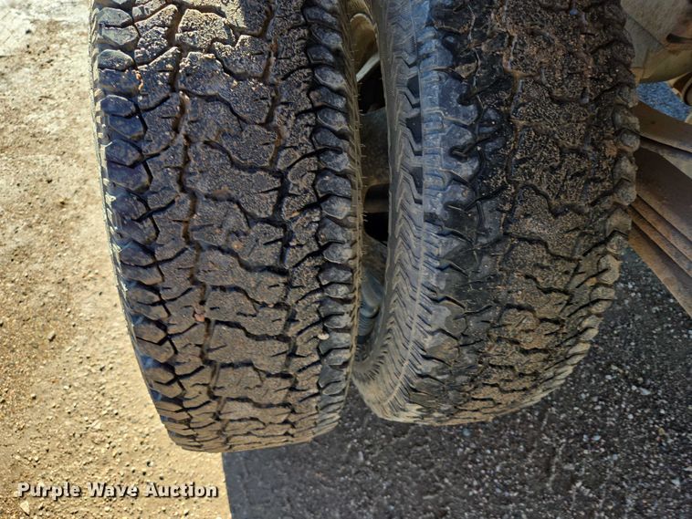 image for item DY1408 2004 Dodge Ram 3500 flatbed pickup truck