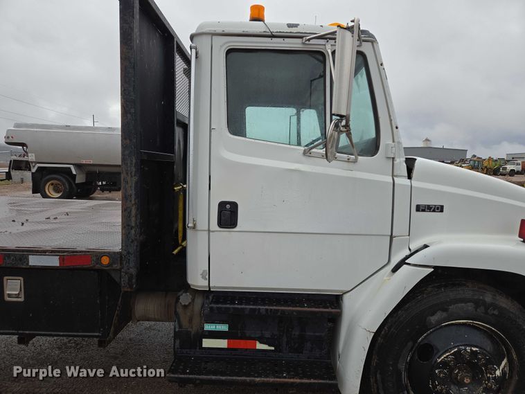 image for item DY1412 1992 Freightliner FL70 flatbed pickup truck