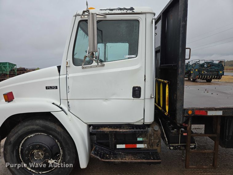 image for item DY1412 1992 Freightliner FL70 flatbed pickup truck