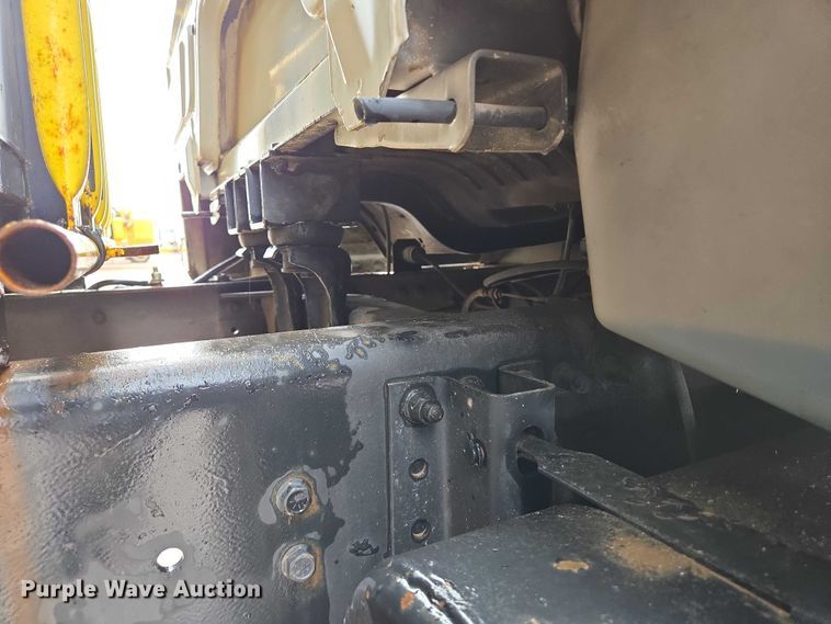 image for item DY1412 1992 Freightliner FL70 flatbed pickup truck