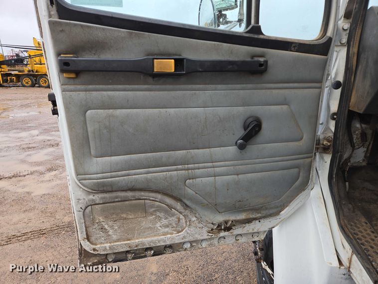 image for item DY1412 1992 Freightliner FL70 flatbed pickup truck