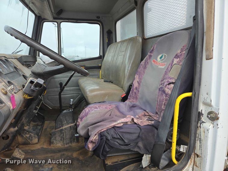 image for item DY1412 1992 Freightliner FL70 flatbed pickup truck