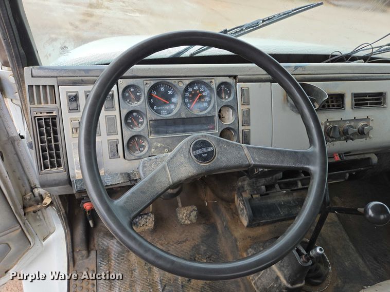 image for item DY1412 1992 Freightliner FL70 flatbed pickup truck