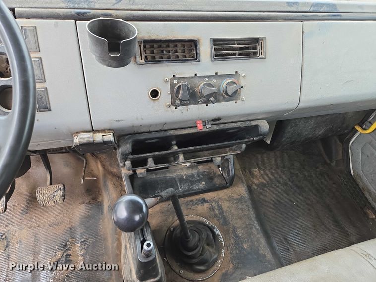 image for item DY1412 1992 Freightliner FL70 flatbed pickup truck