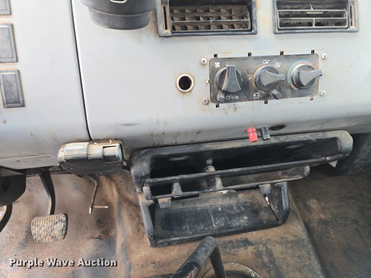 image for item DY1412 1992 Freightliner FL70 flatbed pickup truck