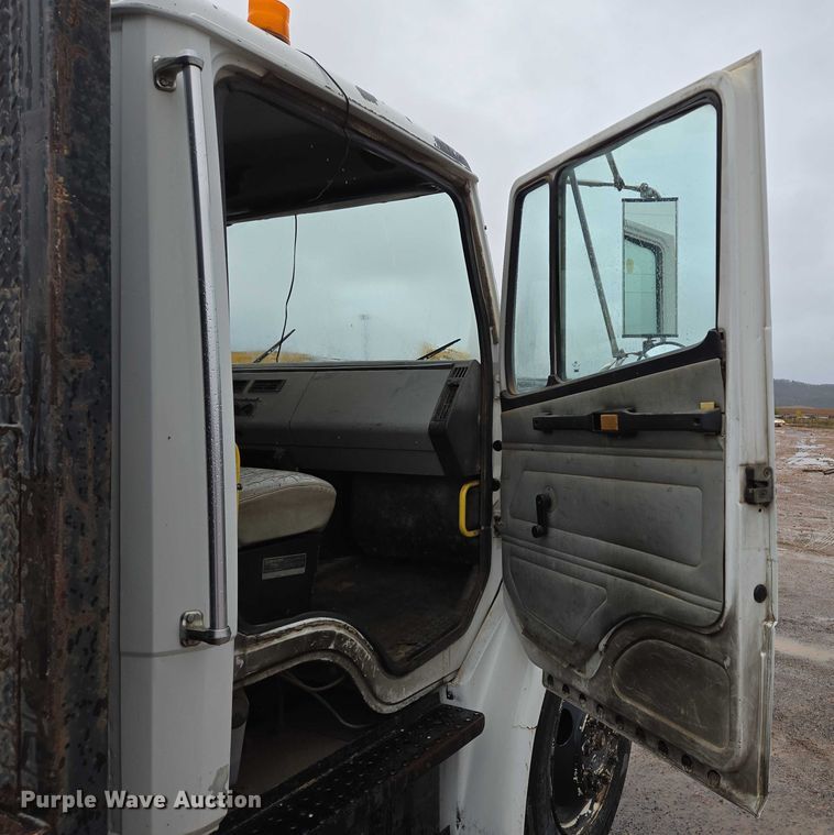 image for item DY1412 1992 Freightliner FL70 flatbed pickup truck