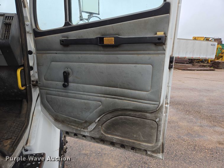 image for item DY1412 1992 Freightliner FL70 flatbed pickup truck