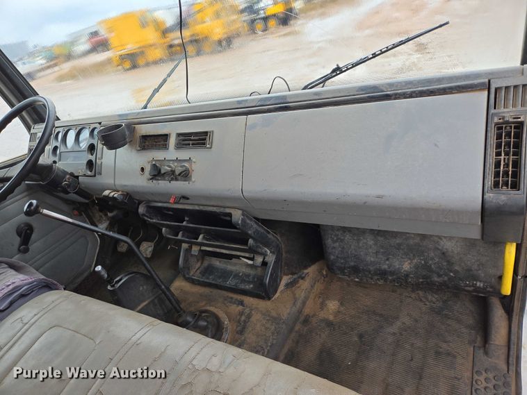 image for item DY1412 1992 Freightliner FL70 flatbed pickup truck