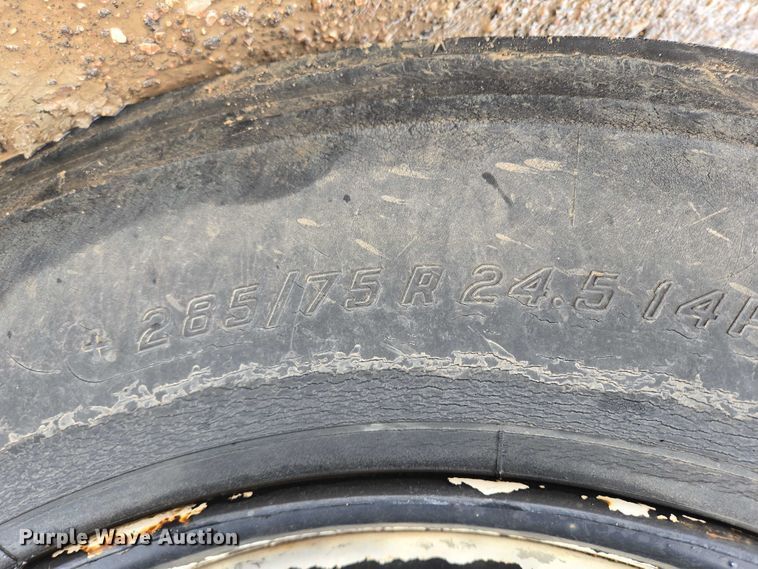 image for item DY1412 1992 Freightliner FL70 flatbed pickup truck