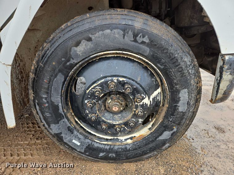 image for item DY1412 1992 Freightliner FL70 flatbed pickup truck