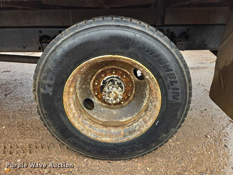 image for item DY1412 1992 Freightliner FL70 flatbed pickup truck