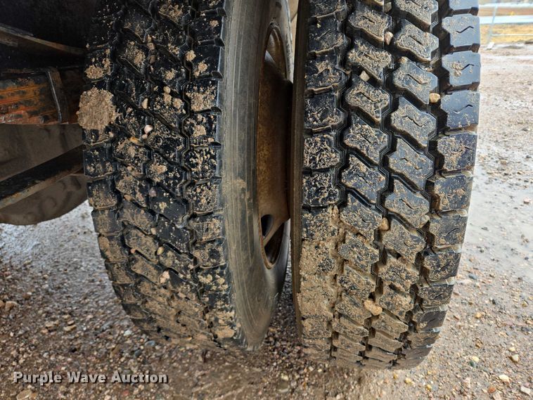 image for item DY1412 1992 Freightliner FL70 flatbed pickup truck