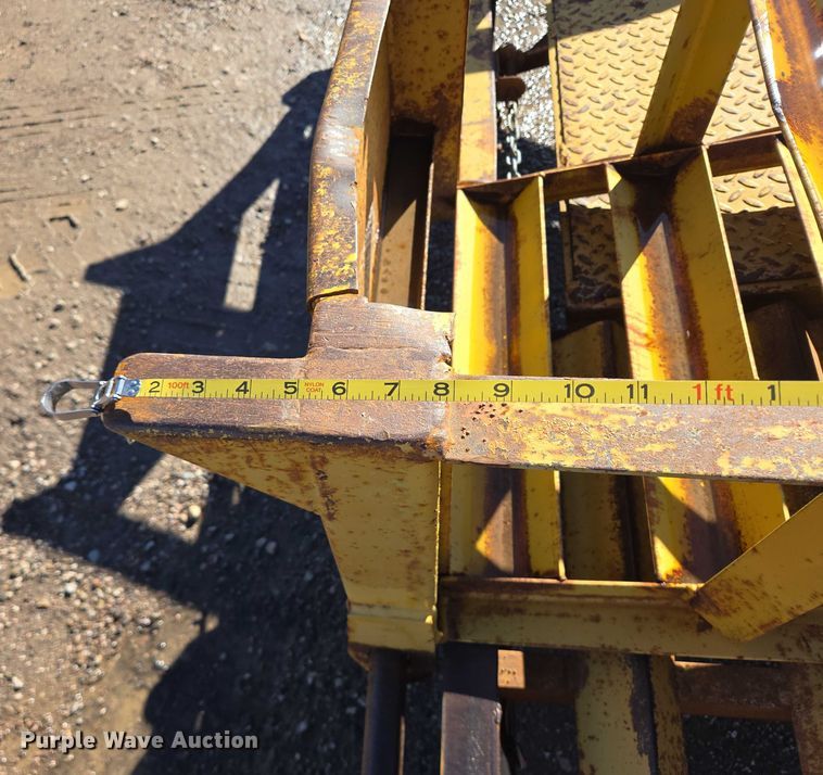 image for item DY1413 2000 Road King equipment trailer