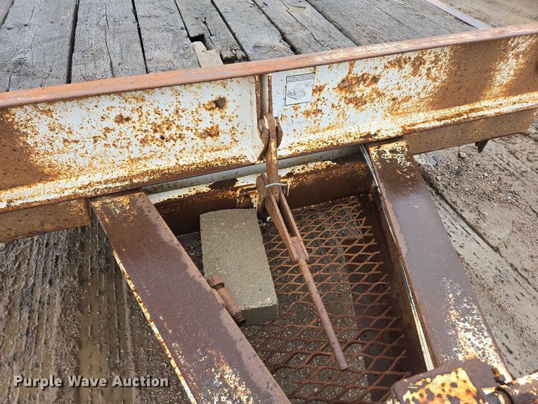 image for item DY1414 1999 Sauke Felling tilt deck equipment trailer