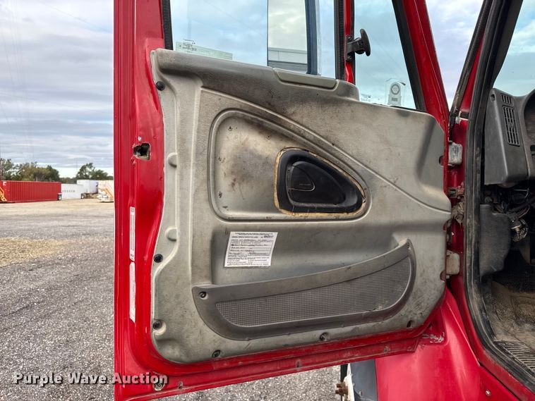 image for item DY8351 2007 International 7700 winch truck