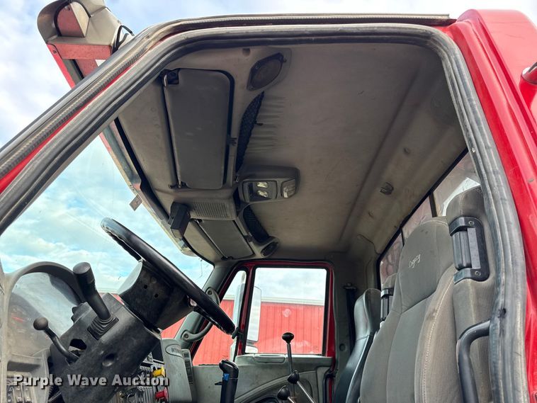 image for item DY8351 2007 International 7700 winch truck